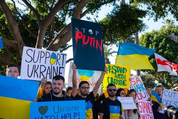 Santa Monica, California, SUA - 25 februarie 2022: Opriți-l pe Putin, opriți războiul. Stai cu Ucraina. Rusia război împotriva Ucrainei, invazie agresivă. Ucraineni, ruși, belaruși împotriva Rusiei. — Fotografie de stoc gratuită