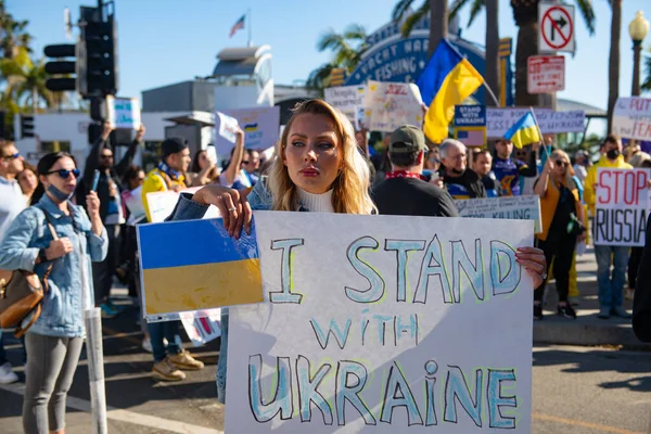 Santa Monica, California, SUA - 25 februarie 2022: Opriți-l pe Putin, opriți războiul. Stai cu Ucraina. Rusia război împotriva Ucrainei, invazie agresivă. Ucraineni, ruși, belaruși împotriva Rusiei. — Fotografie de stoc gratuită