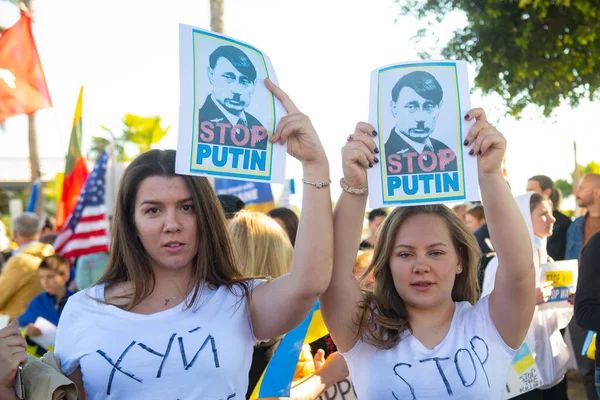 Santa Monica, California, USA - February 25, 2022: Stop Putin, stop war. Stand with Ukraine. Russia war against Ukraine, aggressive invasion. Ukrainians, Russians, Belarusians against Russia. — Free Stock Photo