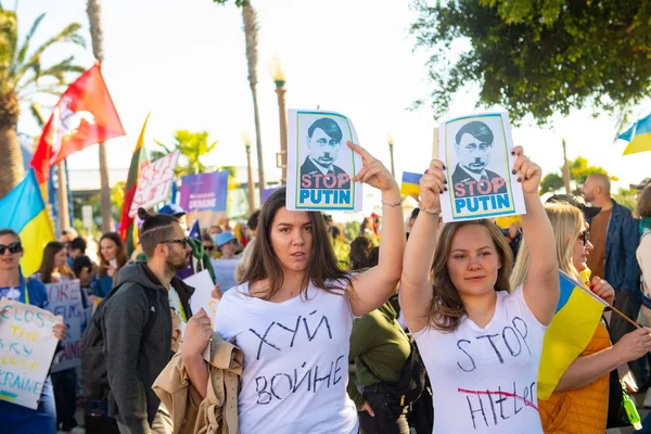 Santa Monica, California, SUA - 25 februarie 2022: Opriți-l pe Putin, opriți războiul. Stai cu Ucraina. Rusia război împotriva Ucrainei, invazie agresivă. Ucraineni, ruși, belaruși împotriva Rusiei. — Fotografie de stoc gratuită