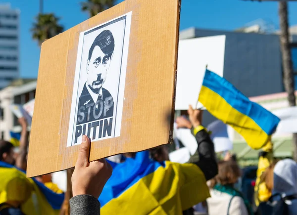 Santa Monica, Kalifornien, USA - 25. Februar 2022: Stoppt Putin, stoppt den Krieg. Steht zur Ukraine. Russland Krieg gegen die Ukraine, aggressive Invasion. Ukrainer, Russen, Weißrussen gegen Russland. — Stockfoto