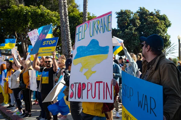 Santa Monica, California, Amerika Serikat - 25 Februari 2022: Hentikan Putin, hentikan perang. Tetap bersama Ukraina. Rusia berperang melawan Ukraina, invasi agresif. Ukraina, Rusia, Belarusia melawan Rusia. — Foto Stok Gratis