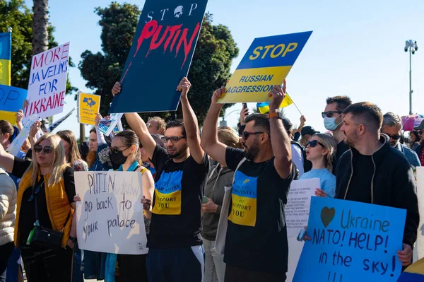 Santa Monica, California, SUA - 25 februarie 2022: Opriți-l pe Putin, opriți războiul. Stai cu Ucraina. Rusia război împotriva Ucrainei, invazie agresivă. Ucraineni, ruși, belaruși împotriva Rusiei. — Fotografie de stoc gratuită