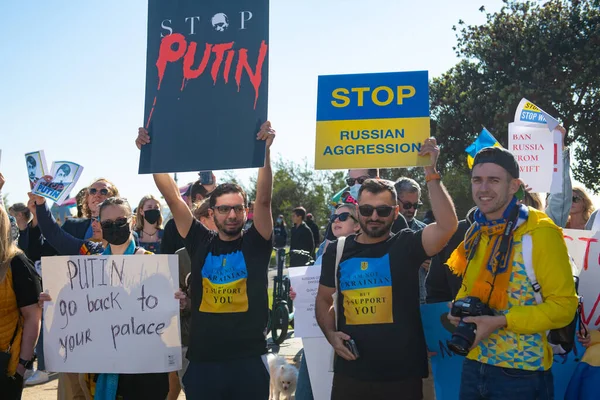 Santa Monica, California, SUA - 25 februarie 2022: Opriți-l pe Putin, opriți războiul. Stai cu Ucraina. Rusia război împotriva Ucrainei, invazie agresivă. Ucraineni, ruși, belaruși împotriva Rusiei. — Fotografie de stoc gratuită