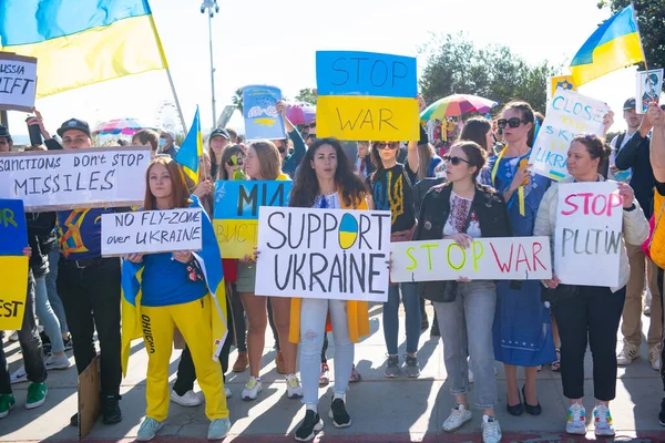 Santa Monica, California, Amerika Serikat - 25 Februari 2022: Hentikan Putin, hentikan perang. Tetap bersama Ukraina. Rusia berperang melawan Ukraina, invasi agresif. Ukraina, Rusia, Belarusia melawan Rusia. — Foto Stok Gratis