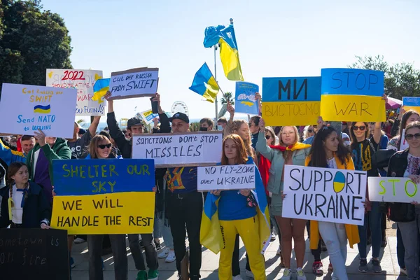 Santa Monica, California, SUA - 25 februarie 2022: Opriți-l pe Putin, opriți războiul. Stai cu Ucraina. Rusia război împotriva Ucrainei, invazie agresivă. Ucraineni, ruși, belaruși împotriva Rusiei. — Fotografie de stoc gratuită