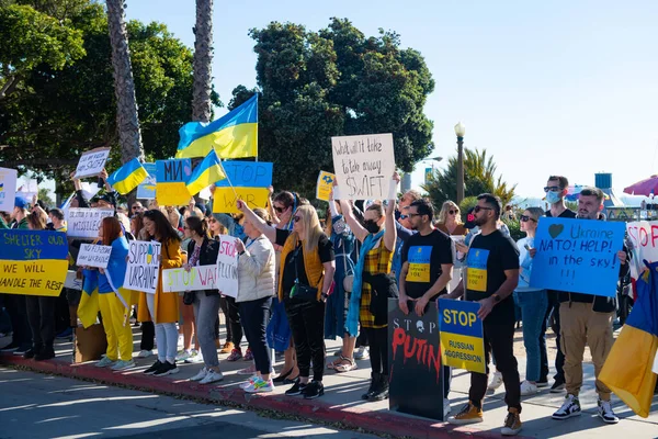 Santa Monica, California, SUA - 25 februarie 2022: Opriți-l pe Putin, opriți războiul. Stai cu Ucraina. Rusia război împotriva Ucrainei, invazie agresivă. Ucraineni, ruși, belaruși împotriva Rusiei. — Fotografie, imagine de stoc