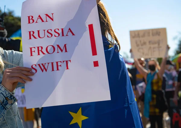 Santa Monica, California, Statele Unite ale Americii - 25 februarie 2022: Stop SWIFT for Russia poster. Opriți Putin și războiul. Stai cu Ucraina. Războiul Rusiei împotriva Ucrainei, invazie agresivă. — Fotografie de stoc gratuită