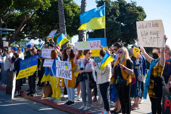Santa Monica, California, SUA - 25 februarie 2022: Opriți-l pe Putin, opriți războiul. Stai cu Ucraina. Rusia război împotriva Ucrainei, invazie agresivă. Ucraineni, ruși, belaruși împotriva Rusiei. — Fotografie de stoc gratuită