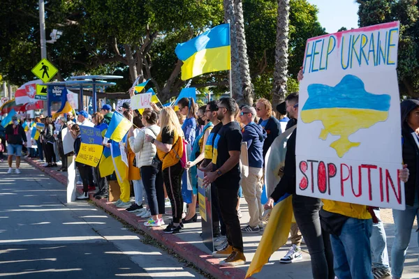 Santa Monica, California, SUA - 25 februarie 2022: Opriți-l pe Putin, opriți războiul. Stai cu Ucraina. Rusia război împotriva Ucrainei, invazie agresivă. Ucraineni, ruși, belaruși împotriva Rusiei. — Fotografie de stoc gratuită