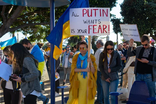 Santa Monica, Califórnia, EUA - 25 de fevereiro de 2022: Pare Putin, pare a guerra. Fique com a Ucrânia. Rússia guerra contra a Ucrânia, invasão agressiva. Ucranianos, russos, bielorrussos contra a Rússia. — Fotografia de Stock Grátis