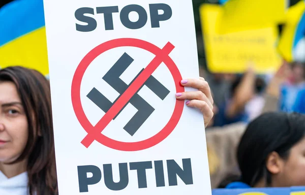 Los Angeles, Kalifornia, USA - 2022. február 26: Stop Putin, stop war. Az ukrajnai háború. Fasizmus és ukrán gyerekek meggyilkolása. Állj Ukrajna mellé. Oroszország agresszív háború Ukrajna ellen. — ingyenes stock fotók