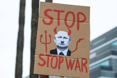 Los Angeles, Kaliforniya, ABD - 26 Şubat 2022: Rusya 'nın Ukrayna' daki savaşına karşı gösteri. Dur Putin, savaşı durdur. Faşizm ve Ukraynalı çocukların öldürülmesi. Ukrayna 'nın yanında dur.