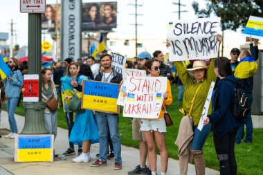 Los Angeles, Kaliforniya, ABD - 26 Şubat 2022: Rusya 'nın Ukrayna' daki savaşına karşı gösteri. Dur Putin, savaşı durdur. Faşizm ve Ukraynalı çocukların öldürülmesi. Ukrayna 'nın yanında dur.