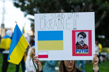 Los Angeles, Kaliforniya, ABD - 26 Şubat 2022: Rusya 'nın Ukrayna' daki savaşına karşı gösteri. Dur Putin, savaşı durdur. Faşizm ve Ukraynalı çocukların öldürülmesi. Ukrayna 'nın yanında dur.