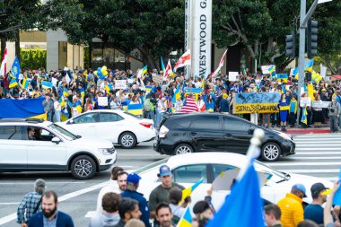 Los Angeles, Kaliforniya, ABD - 26 Şubat 2022: Rusya 'nın Ukrayna' daki savaşına karşı gösteri. Dur Putin, savaşı durdur. Faşizm ve Ukraynalı çocukların öldürülmesi. Ukrayna 'nın yanında dur.