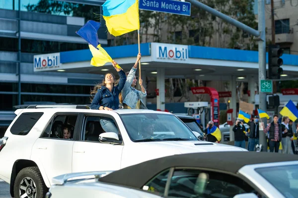 Los Angeles, California, Statele Unite ale Americii - 26 februarie 2022: Demonstrație ucraineană împotriva războiului rusesc din Ucraina. Fascismul şi uciderea copiilor. Stai cu Ucraina. Rusia război agresiv împotriva Ucrainei. — Fotografie de stoc gratuită