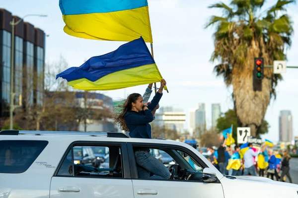 Los Angeles, Kalifornia, USA - 26 lutego 2022: Ukraińska demonstracja przeciwko wojnie rosyjskiej na Ukrainie. Faszyzm i mordowanie dzieci. Zostań z Ukrainą. Rosja agresywna wojna przeciwko Ukrainie. — Darmowe zdjęcie stockowe