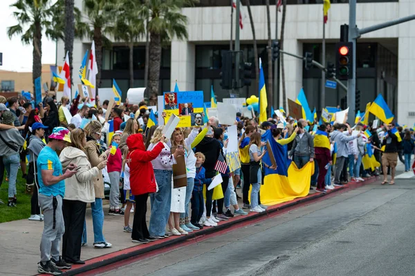 Los Angeles, California, Statele Unite ale Americii - 26 februarie 2022: Demonstrație ucraineană împotriva războiului rusesc din Ucraina. Fascismul şi uciderea copiilor. Stai cu Ucraina. Rusia război agresiv împotriva Ucrainei. — Fotografie de stoc gratuită