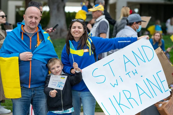 Los Angeles, California, Amerika Serikat - 26 Februari 2022: Demonstrasi Ukraina menentang perang Rusia di Ukraina. Fasisme dan pembunuhan anak-anak. Tetap bersama Ukraina. Rusia agresif perang melawan Ukraina. — Foto Stok Gratis