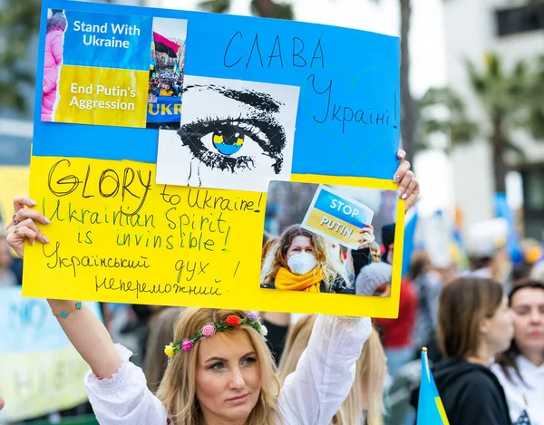 Λος Άντζελες, Καλιφόρνια, ΗΠΑ - 26 Φεβρουαρίου 2022: Ουκρανική διαδήλωση ενάντια στον πόλεμο της Ρωσίας στην Ουκρανία. Ο φασισμός και η δολοφονία παιδιών. Στάσου με την Ουκρανία. Ρωσία επιθετικός πόλεμος κατά της Ουκρανίας. — Δωρεάν Φωτογραφία