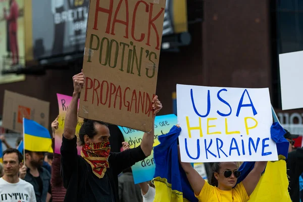 Los Angeles, California, SUA - 26 februarie 2022: SUA ajută posterul Ucrainei. Demonstrație ucraineană împotriva războiului rusesc din Ucraina. Fascismul şi uciderea copiilor. Rămâi cu Ucraina. — Fotografie de stoc gratuită