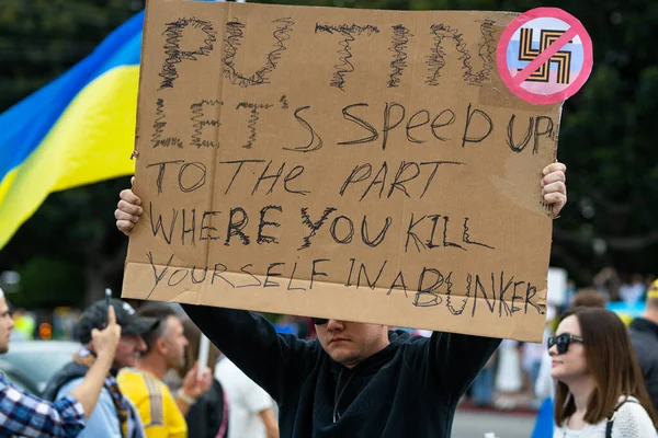 ロサンゼルス、カリフォルニア、米国- 2022年2月26日:プーチンを停止し、戦争を停止します。ウクライナでの戦争。ファシズム。ウクライナに。ウクライナに対するロシアの積極的な戦争。バンカーのポスターで自殺しろ.  — 無料ストックフォト