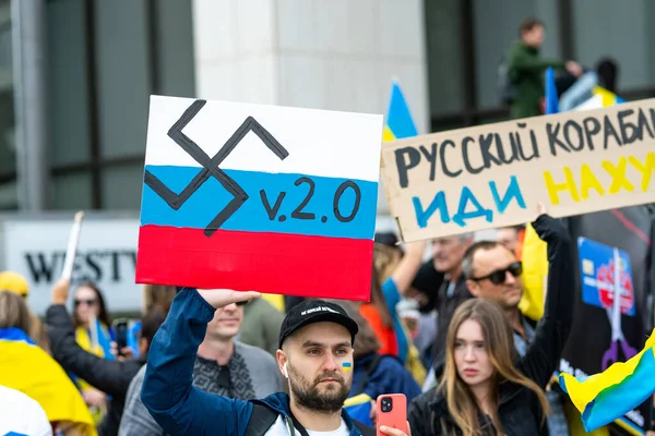 Λος Άντζελες, Καλιφόρνια, ΗΠΑ - 26 Φεβρουαρίου 2022: Διαδήλωση κατά του πολέμου της Ρωσίας στην Ουκρανία. Σταματήστε τον Πούτιν, σταματήστε τον πόλεμο. Ο φασισμός και η δολοφονία Ουκρανών παιδιών. Σταθείτε με την Ουκρανία. — Φωτογραφία Αρχείου