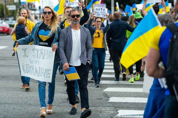 Los Ángeles, California, Estados Unidos - 26 de febrero de 2022: Manifestación contra la guerra de Rusia en Ucrania. Alto Putin, alto a la guerra. El fascismo y el asesinato de niños ucranianos. Apoyar a Ucrania. — Foto de stock gratis