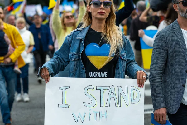 Los Angeles, California, USA - February 26, 2022: Demonstration against Russia war in Ukraine. Stop Putin, stop war. Fascism and the murder of Ukrainian children. Stand with Ukraine. — Free Stock Photo