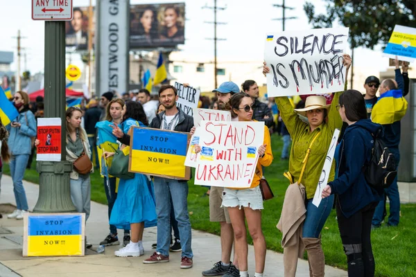 Los Angeles, Califórnia, EUA - 26 de fevereiro de 2022: Demonstração contra a guerra da Rússia na Ucrânia. Pare Putin, pare a guerra. O fascismo e o assassinato de crianças ucranianas. Fique com a Ucrânia. — Fotografia de Stock Grátis