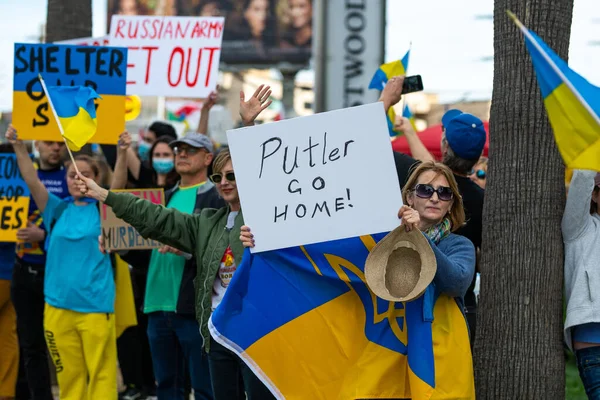 Los Angeles, Kalifornia, USA - 26 lutego 2022: Demonstracja przeciwko wojnie rosyjskiej na Ukrainie. Powstrzymaj Putina, powstrzymaj wojnę. Faszyzm i mordowanie ukraińskich dzieci. Stań z Ukrainą. — Darmowe zdjęcie stockowe