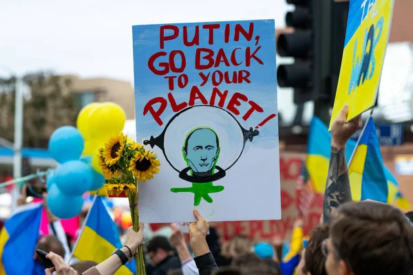 Los Angeles, Kalifornia, USA - 2022. február 26.: Az orosz háború elleni tüntetés Ukrajnában. Állítsd meg Putyint, állítsd meg a háborút. Fasizmus és ukrán gyerekek meggyilkolása. Állj Ukrajna mellé!. — ingyenes stock fotók