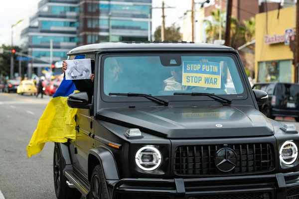 Los Angeles, Kalifornien, USA - 26. Februar 2022: Demonstration gegen den Krieg Russlands in der Ukraine. Stoppt Putin, stoppt den Krieg. Faschismus und Mord an ukrainischen Kindern. Standpunkt zur Ukraine. — kostenloses Stockfoto