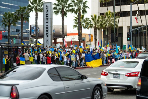 Los Ángeles, California, Estados Unidos - 26 de febrero de 2022: Manifestación contra la guerra de Rusia en Ucrania. Alto Putin, alto a la guerra. El fascismo y el asesinato de niños ucranianos. Apoyar a Ucrania. — Foto de stock gratis