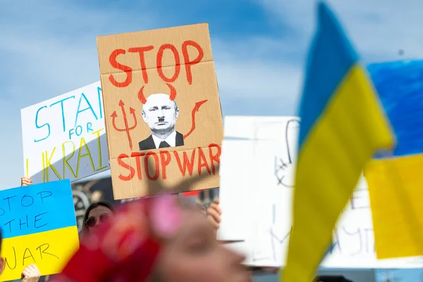 Los Angeles, Californie, USA - 26 février 2022 : Manifestation contre la guerre de Russie en Ukraine. Arrêtez Poutine, arrêtez la guerre. Le fascisme et le meurtre d'enfants ukrainiens. Stand avec l'Ukraine. — Photo gratuite