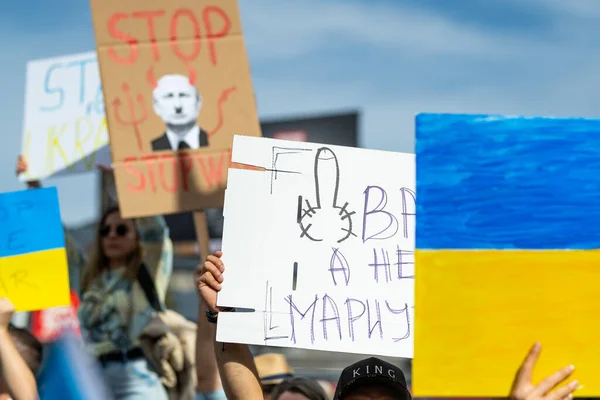 Los Ángeles, California, Estados Unidos - 26 de febrero de 2022: Manifestación contra la guerra de Rusia en Ucrania. Alto Putin, alto a la guerra. El fascismo y el asesinato de niños ucranianos. Apoyar a Ucrania. — Foto de stock gratis