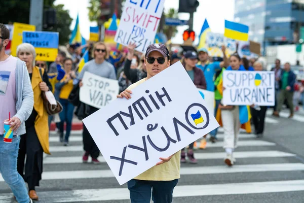 Los Ángeles, California, Estados Unidos - 26 de febrero de 2022: Manifestación contra la guerra de Rusia en Ucrania. Alto Putin, alto a la guerra. El fascismo y el asesinato de niños ucranianos. Apoyar a Ucrania. — Foto de stock gratis