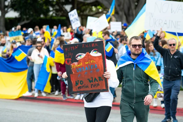 Los Angeles, Kalifornia, USA - 26 lutego 2022: Demonstracja przeciwko wojnie rosyjskiej na Ukrainie. Powstrzymaj Putina, powstrzymaj wojnę. Faszyzm i mordowanie ukraińskich dzieci. Stań z Ukrainą. — Darmowe zdjęcie stockowe