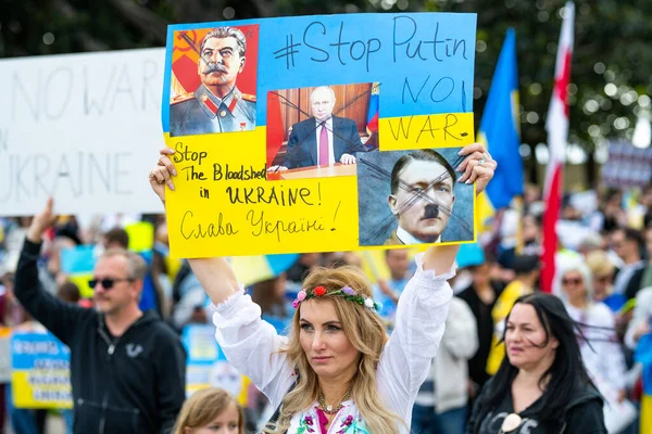 Los Ángeles, California, Estados Unidos - 26 de febrero de 2022: Manifestación contra la guerra de Rusia en Ucrania. Alto Putin, alto a la guerra. El fascismo y el asesinato de niños ucranianos. Apoyar a Ucrania. — Foto de Stock