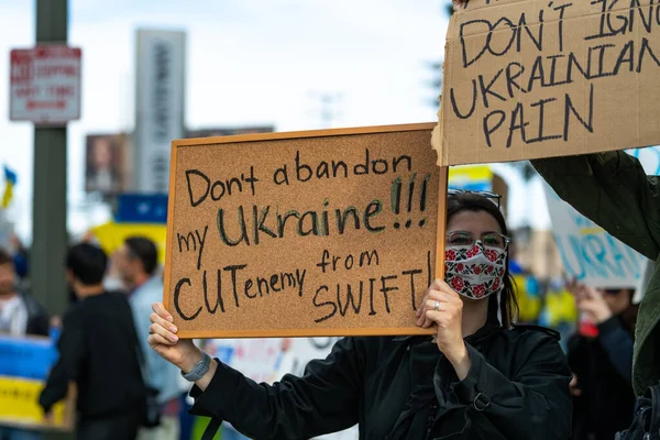 Los Ángeles, California, Estados Unidos - 26 de febrero de 2022: Manifestación contra la guerra de Rusia en Ucrania. Alto Putin, alto a la guerra. El fascismo y el asesinato de niños ucranianos. Apoyar a Ucrania. — Foto de stock gratis