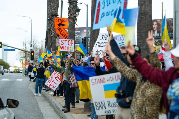 Los Ángeles, California, Estados Unidos - 26 de febrero de 2022: Manifestación contra la guerra de Rusia en Ucrania. Alto Putin, alto a la guerra. El fascismo y el asesinato de niños ucranianos. Apoyar a Ucrania. — Foto de stock gratis