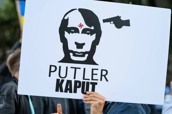 Los Angeles, Kalifornien, USA - 26. Februar 2022: Demonstration gegen den Krieg Russlands in der Ukraine. Stoppt Putin, stoppt den Krieg. Faschismus und Mord an ukrainischen Kindern. Standpunkt zur Ukraine. — kostenloses Stockfoto