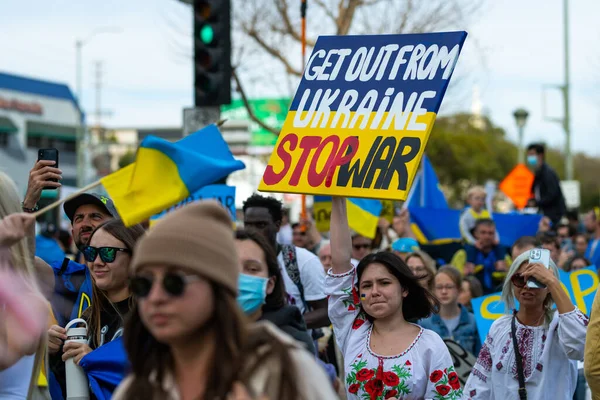 Los Ángeles, California, Estados Unidos - 26 de febrero de 2022: Manifestación contra la guerra de Rusia en Ucrania. Alto Putin, alto a la guerra. El fascismo y el asesinato de niños ucranianos. Apoyar a Ucrania. — Foto de Stock