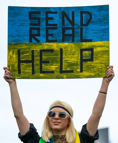 Los Angeles, Kalifornien, USA - 26. Februar 2022: Demonstration gegen den Krieg Russlands in der Ukraine. Stoppt Putin, stoppt den Krieg. Faschismus und Mord an ukrainischen Kindern. Standpunkt zur Ukraine. — kostenloses Stockfoto