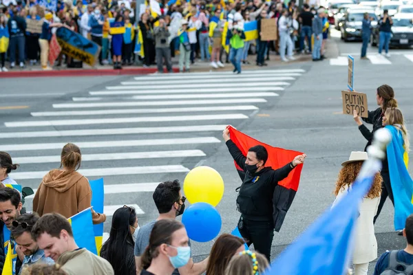 Los Ángeles, California, Estados Unidos - 26 de febrero de 2022: Manifestación contra la guerra de Rusia en Ucrania. Alto Putin, alto a la guerra. El fascismo y el asesinato de niños ucranianos. Apoyar a Ucrania. — Foto de stock gratis