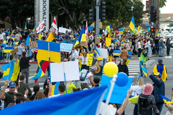 Los Angeles, Kalifornia, USA - 2022. február 26.: Az orosz háború elleni tüntetés Ukrajnában. Állítsd meg Putyint, állítsd meg a háborút. Fasizmus és ukrán gyerekek meggyilkolása. Állj Ukrajna mellé!. — Stock Fotó