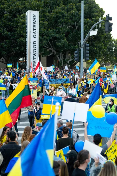 Los Ángeles, California, Estados Unidos - 26 de febrero de 2022: Manifestación contra la guerra de Rusia en Ucrania. Alto Putin, alto a la guerra. El fascismo y el asesinato de niños ucranianos. Apoyar a Ucrania. — Foto de stock gratis