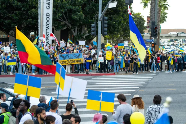 Los Angeles, Califórnia, EUA - 26 de fevereiro de 2022: Demonstração contra a guerra da Rússia na Ucrânia. Pare Putin, pare a guerra. O fascismo e o assassinato de crianças ucranianas. Fique com a Ucrânia. — Fotografia de Stock Grátis