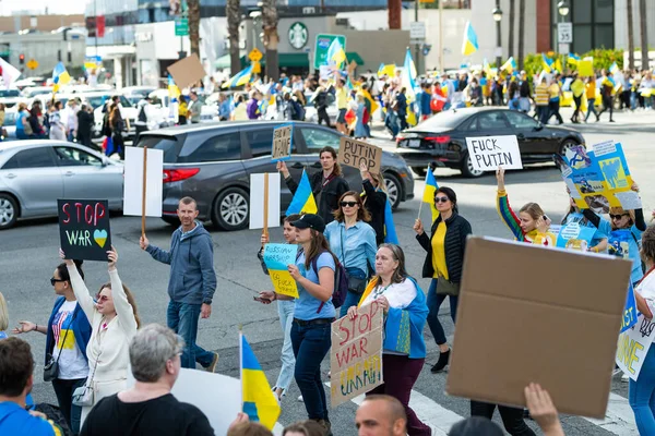 Los Angeles, Califórnia, EUA - 26 de fevereiro de 2022: Demonstração contra a guerra da Rússia na Ucrânia. Pare Putin, pare a guerra. O fascismo e o assassinato de crianças ucranianas. Fique com a Ucrânia. — Fotografia de Stock